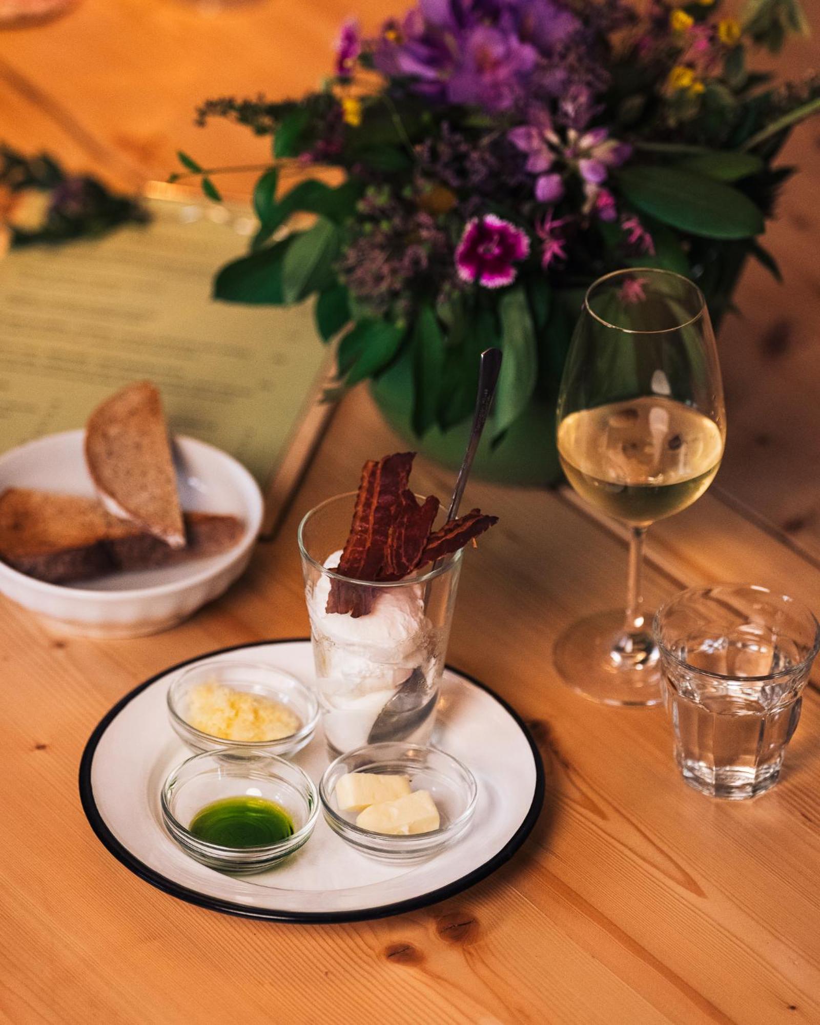 Monastery Garden Bistro & Rooms เชสกี้ครุมลอฟ ภายนอก รูปภาพ